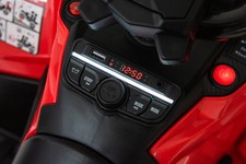 Quad Can Am Outlander ATV z Pilotem Czerwony