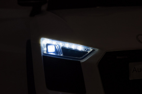 Audi R8 na akumulator dla dzieci Biały + Pilot + EVA + Wolny Start + MP3 LED